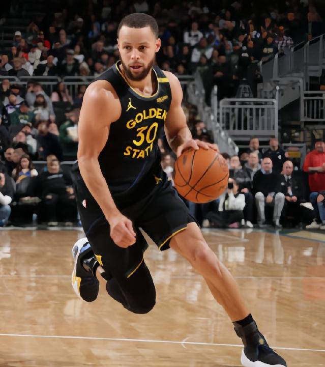 库里回归赛场，突破纪录首场状态亮眼，尤文图斯观众沸腾！